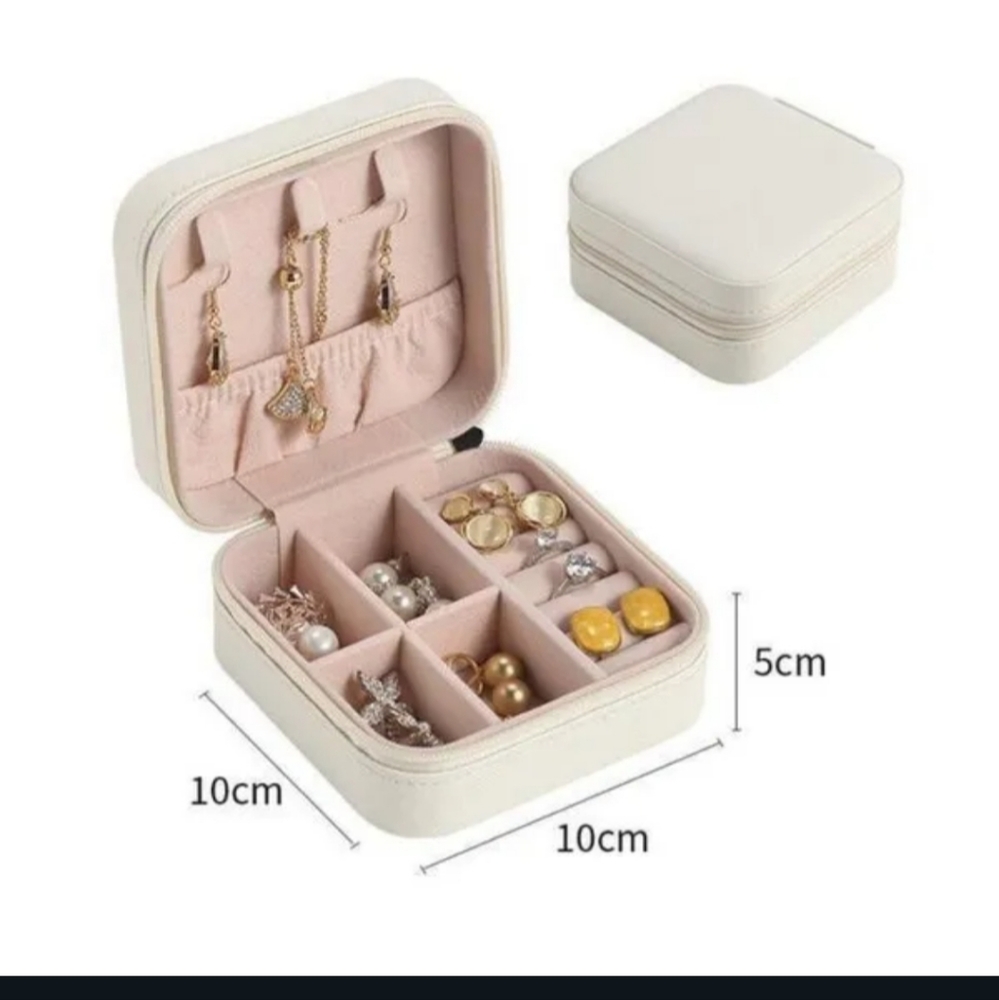 NWOT Travel Jewelry box. White.